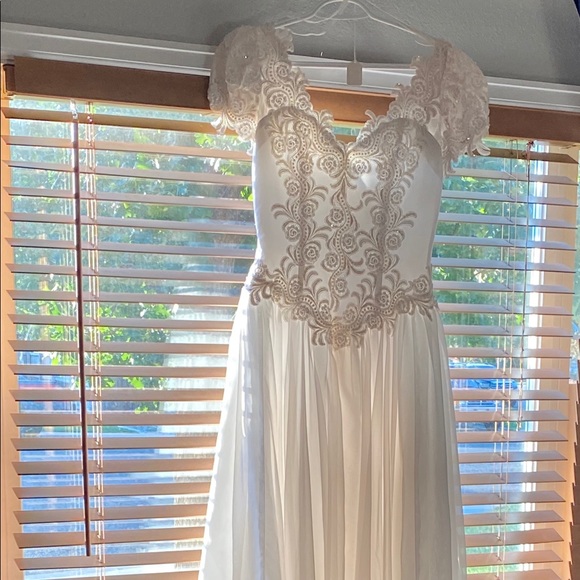 Wedding dress - Picture 1 of 8